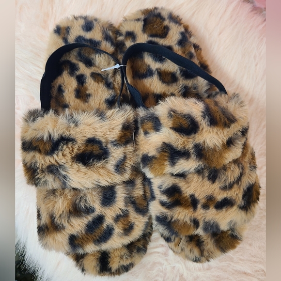 Jenni Leopard Slippers | Fuzzy Leopard Design | Comfy & Cozy - Picture 4 of 6